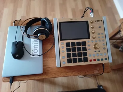 Fonik Original Stand Akai MPC One MDF satiné