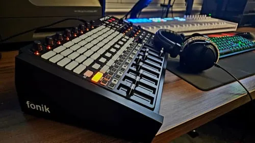 Fonik Original Stand Akai APC40 MK2 MDF satiné